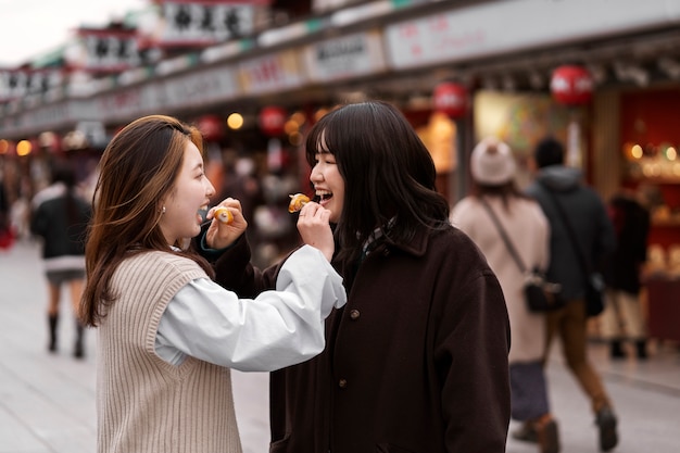 Mensen die genieten van Japans straatvoedsel