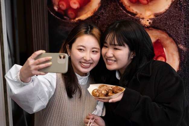 Mensen die genieten van Japans straatvoedsel