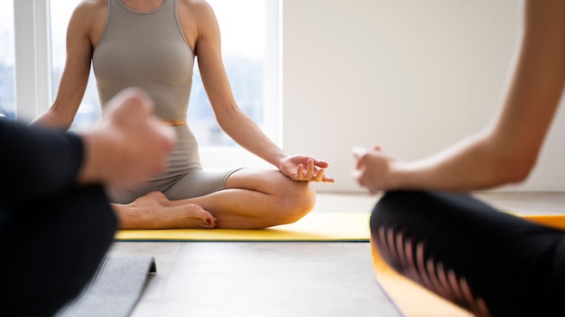 Mensen die genieten van yoga retreat