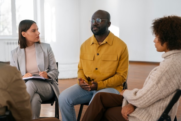 Mensen die gevoelens en emoties delen tijdens een groepstherapie