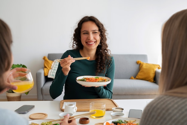 Mensen die heerlijke zalmkom eten