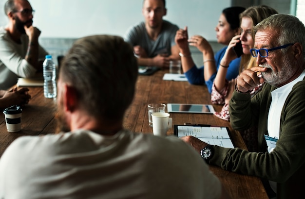 Mensen die het Concept van het Seminariebureau ontmoeten