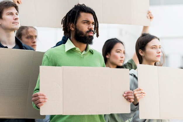 Mensen die het lege concept van de cardboards zwarte levenskwestie houden