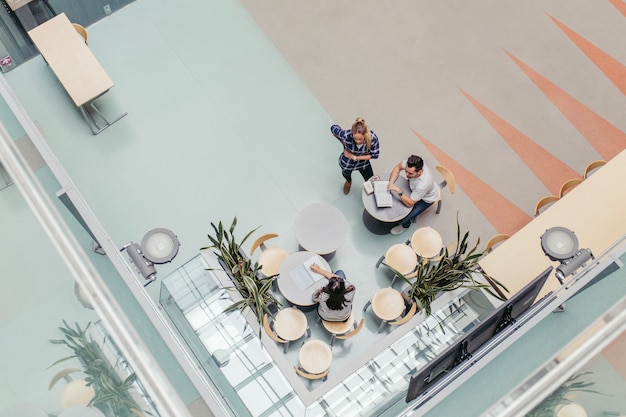 Gratis foto mensen die in cafetaria studeren