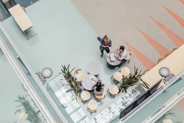 Mensen die in cafetaria studeren