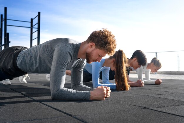 Mensen die in de buitenlucht trainen