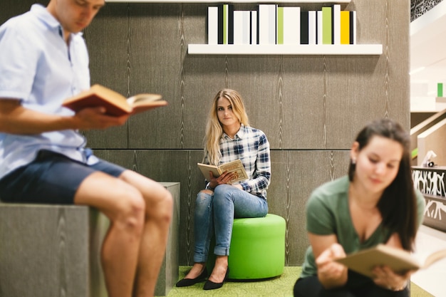 Mensen die in de kamer lezen