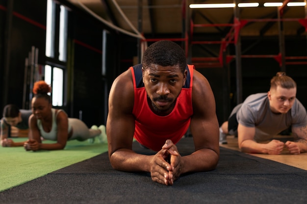 Gratis foto mensen die in de sportschool uitoefenen