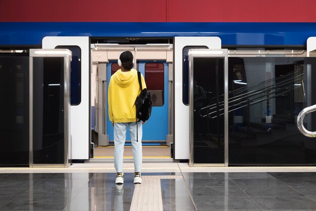 Mensen die in de winter met de metro reizen