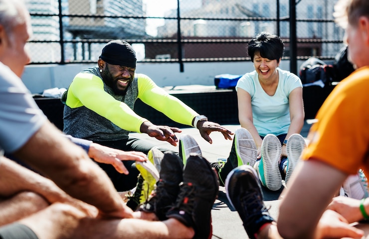 Gratis Foto mensen die in een fitnessstudio sporten