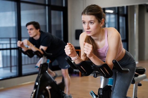 Gratis foto mensen die indoor cycling doen