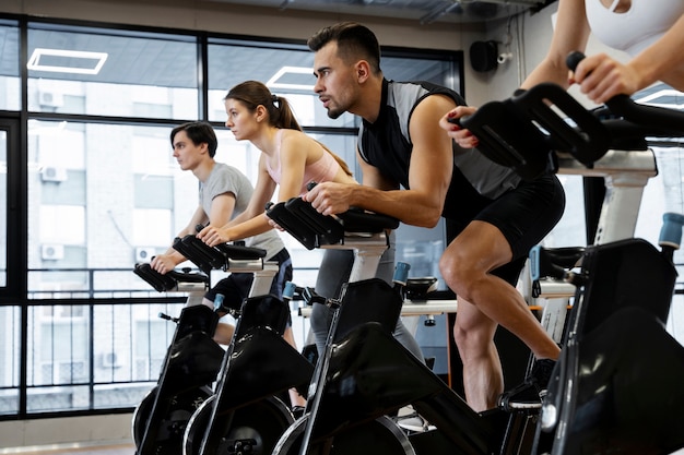 Gratis foto mensen die indoor cycling doen