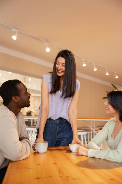 Mensen die koffie drinken in ruime cafetaria