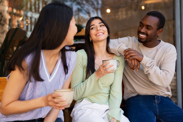 Gratis foto mensen die koffie drinken in ruime cafetaria