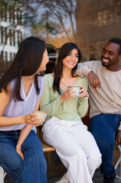 Mensen die koffie drinken in ruime cafetaria