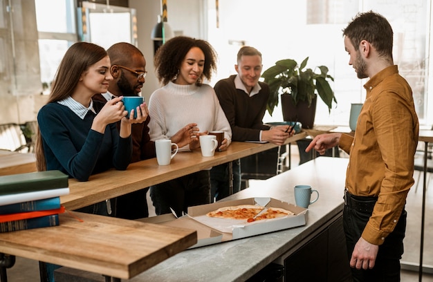 Mensen die koffie drinken tijdens een vergadering