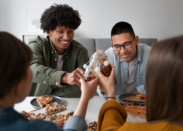 Mensen die kombucha drinken op een bijeenkomst.