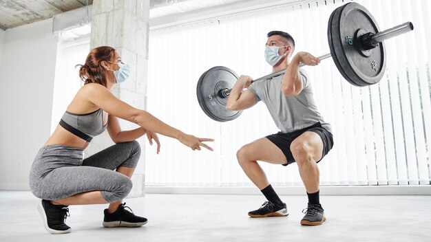 Mensen die met maskers trainen