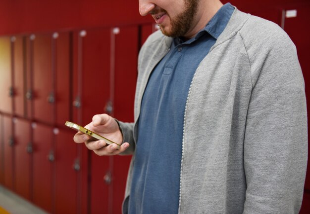 Mensen die mobiele telefoon gebruiken