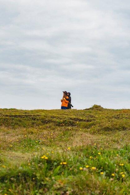 Mensen die op het platteland reizen