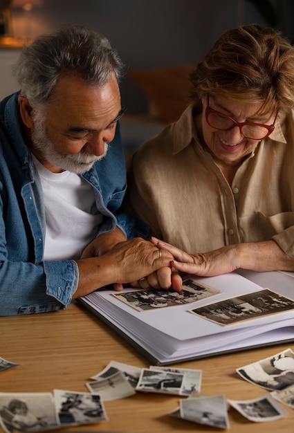 Gratis foto mensen die over het fotoalbum kijken