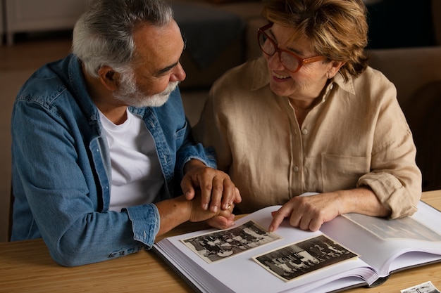 Mensen die over het fotoalbum kijken