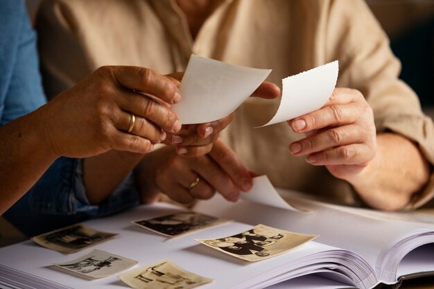 Mensen die over het fotoalbum kijken