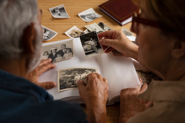 Gratis foto mensen die over het fotoalbum kijken