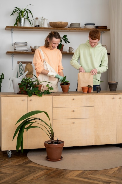 Mensen die planten in nieuwe potten verplanten