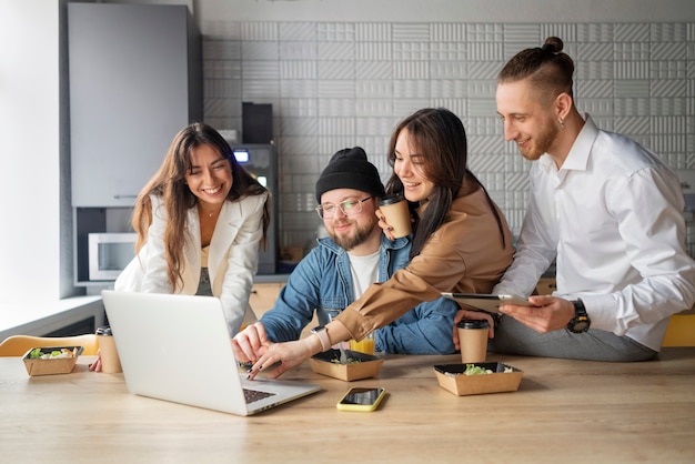 Gratis foto mensen die plezier hebben in hun pauze