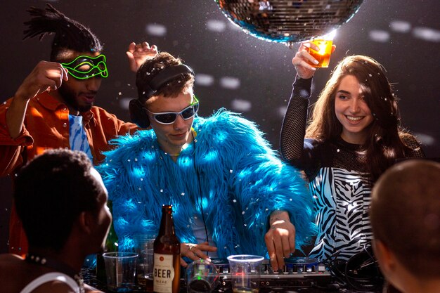 Mensen die plezier hebben op een levendig technomuziekfeest