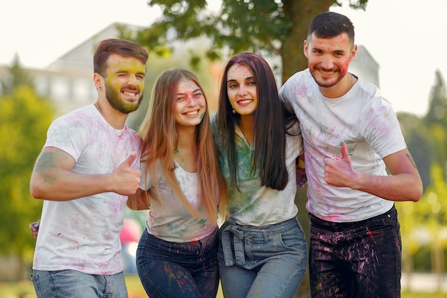 Mensen die pret in een park met holiverven hebben