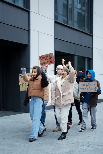 Gratis foto mensen die protesteren voor wereldmilieudag