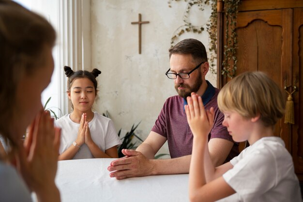 Mensen die samen bidden zijaanzicht