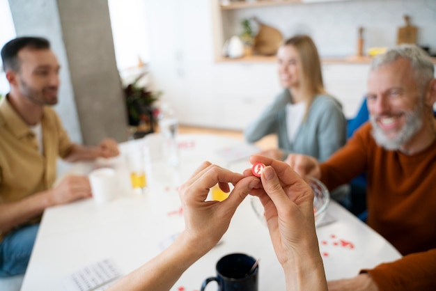 Gratis foto mensen die samen bingo spelen