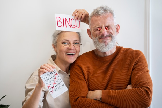 Mensen die samen bingo spelen