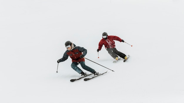 Mensen die samen skiën