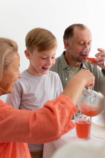 Gratis foto mensen die samen tijd doorbrengen op een familiebijeenkomst