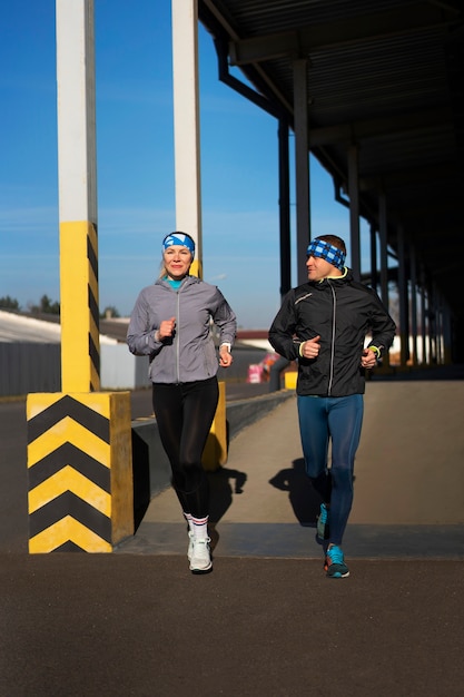 Gratis foto mensen die samen trainen