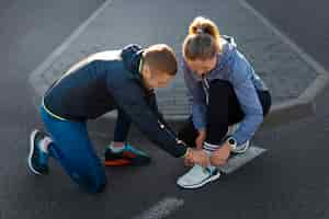 Gratis foto mensen die samen trainen