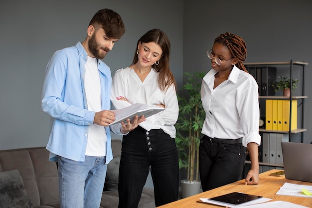 Mensen die samenwerken in een startend bedrijf