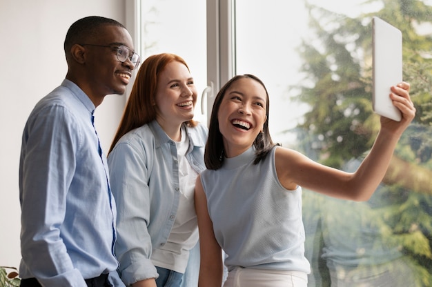 Gratis foto mensen die sociale integratie beoefenen in de werkruimte