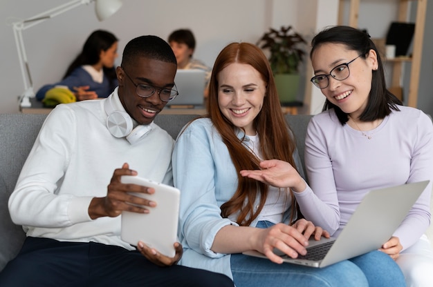 Mensen die sociale integratie beoefenen in de werkruimte