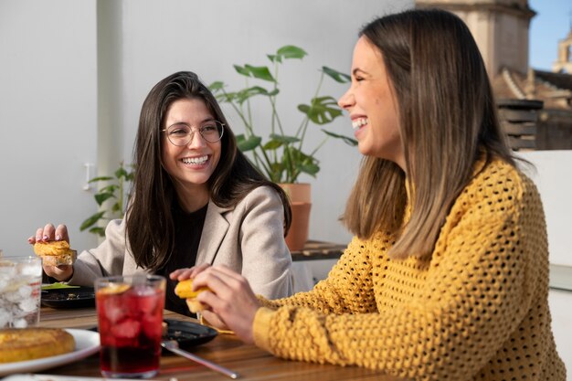 Mensen die Spaanse tortilla eten