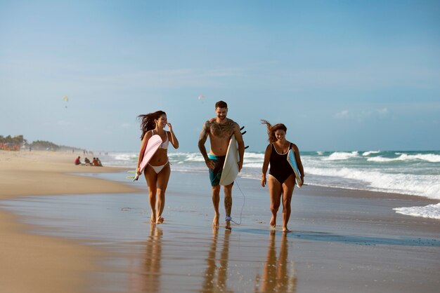 Mensen die surfen in Brazilië