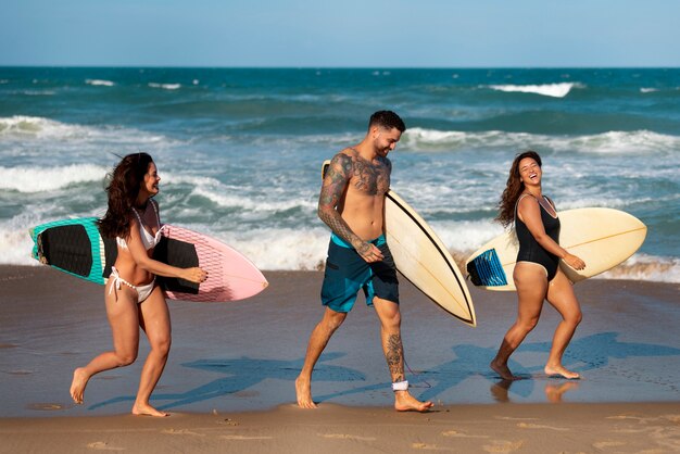 Mensen die surfen in Brazilië