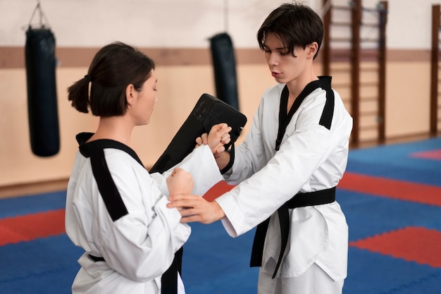 Mensen die taekwondo beoefenen in een gymzaal
