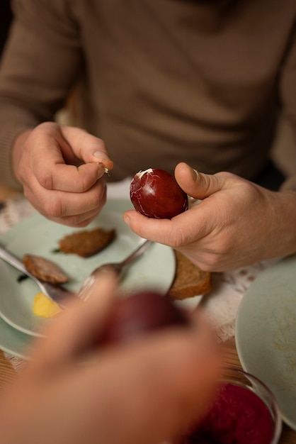 Gratis foto mensen die thuis dineren ter ere van grieks pasen