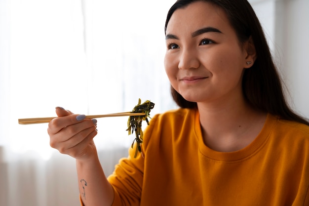 Gratis foto mensen die thuis zeewiermaaltijden eten