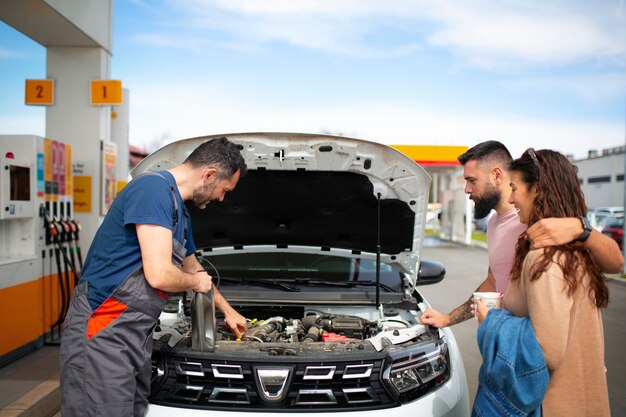 Mensen die tijd doorbrengen bij het benzinestation